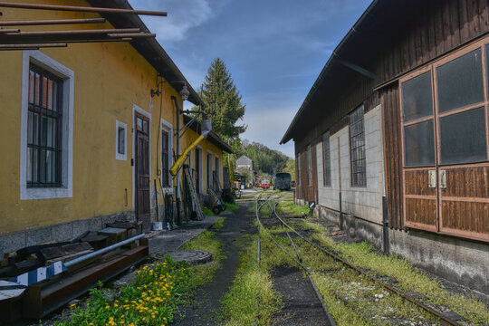 Steyrtalbahn, Schmalspurbahn, Betriebsbereich, Werkstatthalle, Wasserkran, Kran, Lokschuppen, Museumsbahn, Betriebsgeb&auml;ude, Gleis, Schienen, T&uuml;r, Fenster, historisch, traditionell, Eisenbahn, Dampfbet