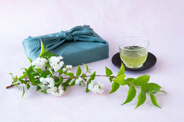 冷たい緑茶とウツギ（卯の花・白花八重空木）と風呂敷包み