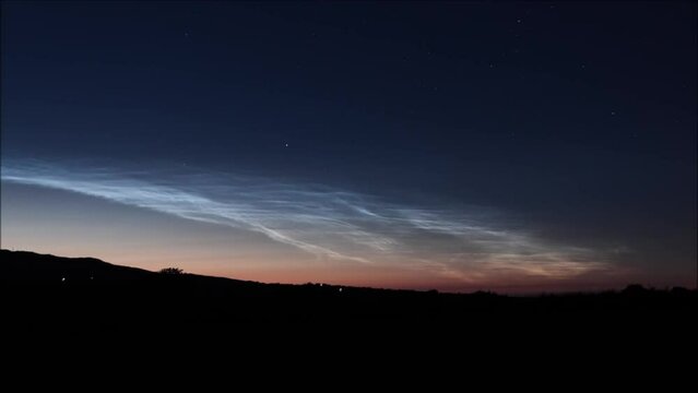Rare noctilucent clouds on the edge of space captured on time lapse