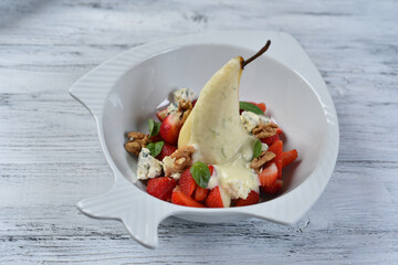 pear in sweet sauce with strawberries and dorblu cheese