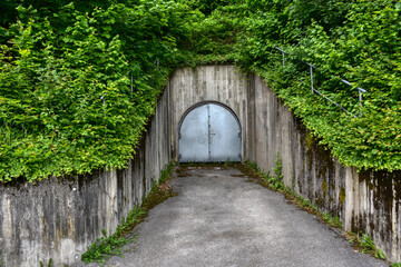 Bunker, Luftschutzbunker, Luftschutzstollen, Eingang, Tor, versperrt, Steyr, Eisentor, verschlossen, massiv, Schutz, Sicherheit, Bunkereingang, Stollen, Oberösterreich, 2. Weltkrieg, Zweiter Weltkrieg