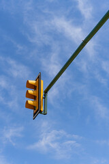 Sygnalizacja świetlna, żółty semafor na tle niebieskiego nieba. - obrazy, fototapety, plakaty