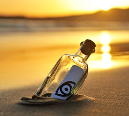 Symbole de l'œil sur une bouteille trouvée sur la plage au coucher du soleil. message...