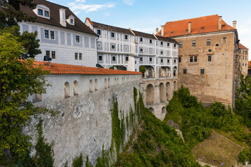 Fototapeta na wymiar The view of the Cesky Krumlov castle and the Cloak Bridge. Český Krumlov, South Bohemia, Czech Republic.