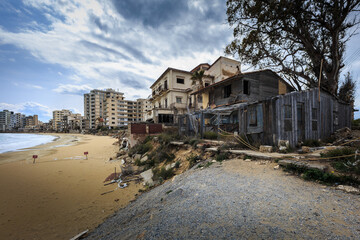 Fototapeta na wymiar Strand der Geisterstadt Varosha am Stadtrand von Famagusta, Nordzypern