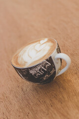 Taza de café en mesa de madera