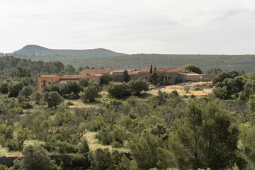 Obraz premium Rural houses in a natural and sunny environment.
