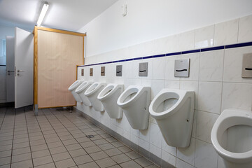 Öffentliche Toilette mit sechs Pissoirs und Kabinen
