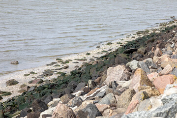 Künstlicher Damm am Strand gegen Hochwasser und als Erosionsschutz
