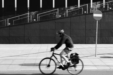 Rowerzysta na tle budynków © Kacper