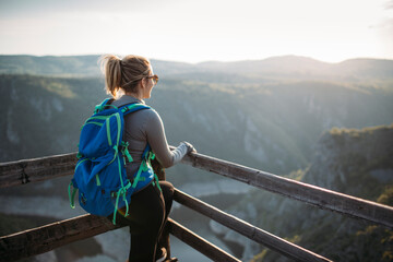 Young woman hiker at canyon viewpoint - obrazy, fototapety, plakaty