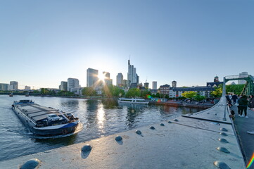 Blick auf die Skyline Frankfurt, Eiserner Steg zum Sonnenuntergang