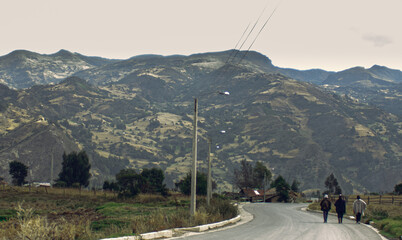Campesinos sobre carretera