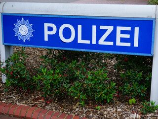 Schild mit der Aufschrift Polizei vor einer Polizeiwache