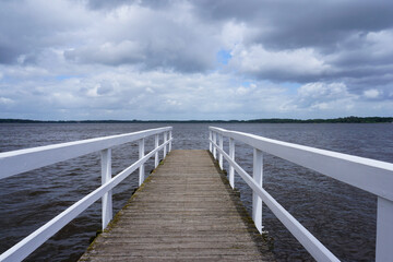 Fototapeta na wymiar Blick über einen Steg auf das Zwischenahner Meer in Bad Zwischenahn 