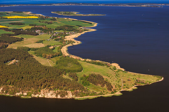 Suedspitze Gnitz, Insel Usedom, Achterwasser, Steilkueste, Mecklenburg-Vorpommern, Deutschland, Luftaufnahme aus dem Flugzeug 