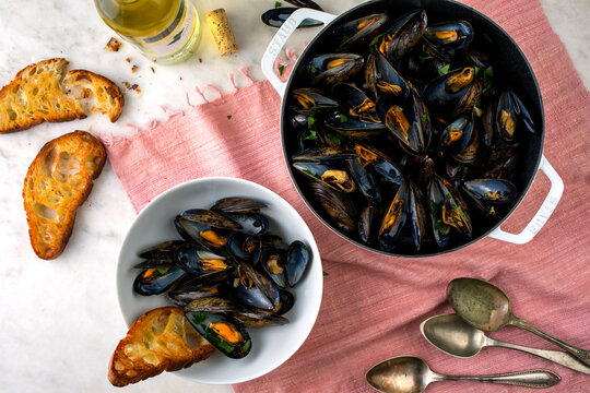 Steamed Mussels with White Wine and Crostini