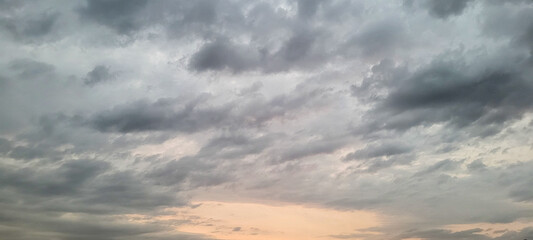 Obraz premium ceu com nuvens escuras 
