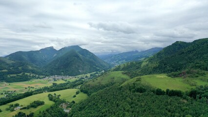 Fototapeta premium survol des vallées des Pyrénées dans le département des Hautes-Pyrénées et vue de Bagnères de Bigorre 