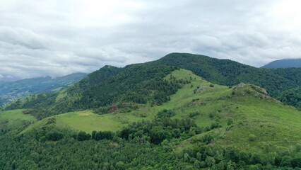 survol des vallées des Pyrénées dans le département des Hautes-Pyrénées près de Bagnères de...