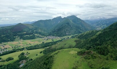 Obraz premium survol des vallées des Pyrénées dans le département des Hautes-Pyrénées et vue de Bagnères de Bigorre 
