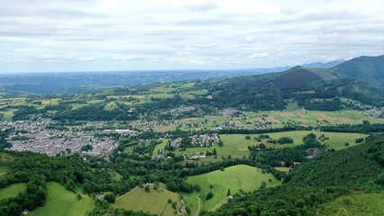 survol des vallées des Pyrénées dans le département des Hautes-Pyrénées et vue de Bagnères de Bigorre	
