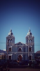 Naklejka premium Vista de la Iglesia San Sebastián bajo un hermoso cielo azul, Huánuco, Perú