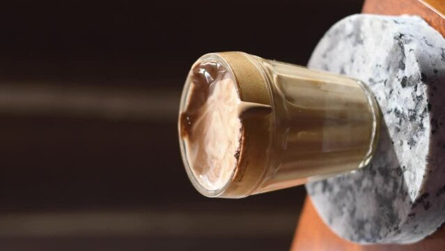 caf&eacute; dalgona, receta popular bebida coreana latte con espuma de caf&eacute; instant&aacute;neo, formato para redes sociales. Concepto de alimentos hechos en casa. 