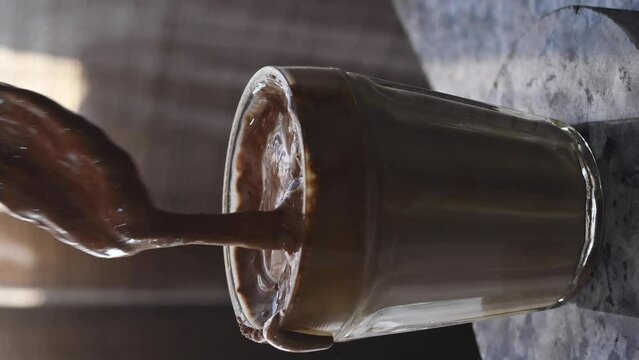 caf&eacute; dalgona, receta popular bebida coreana latte con espuma de caf&eacute; instant&aacute;neo, formato para redes sociales. Concepto de alimentos hechos en casa. 