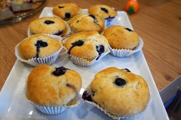 Muffins auf weißer Platte auf Tisch