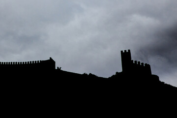 Obraz premium Silhouettes of people climbing the wall of Albarracín