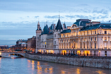 Fototapeta na wymiar The Conciergerie in Paris at sunset