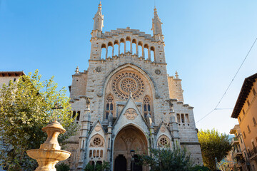 Iglesia de Sant Bartomeu del pueblo de Sóller, en las montañas de la Serra de Tramuntana de Mallorca. - obrazy, fototapety, plakaty