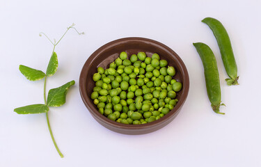 Vainas  y un  cuenco con semillas de guisantes