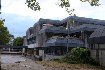 FU 2020-10-03 Schule 28 Blick auf ein Gebäude mit Ecken und Winkeln