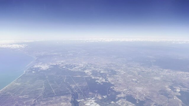 Blick aus dem Flugzeug welches gerade über das südliche Ende von Spanien fliegt.