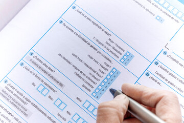 one hand completed the national household survey of the Republic of Argentina