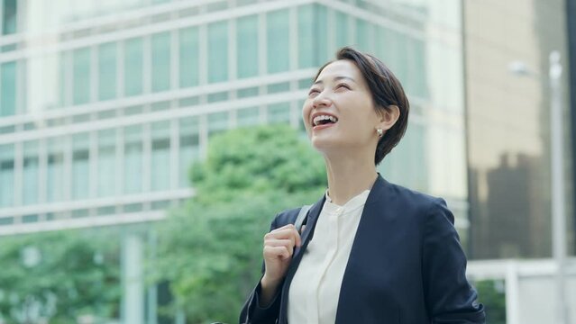 都会で働くビジネスウーマン（ビジネス・仕事）