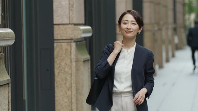 スローモーション　街中を歩くビジネスウーマン（ビジネス・仕事・ミドル女性）