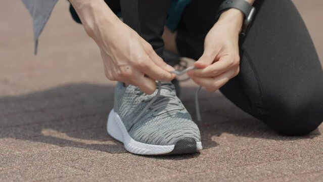 スローモーション　靴ひもを結ぶ女性（スポーツ・ジョギング・ランニング）