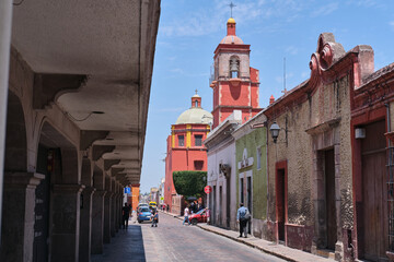 Calles del Centro Histórico de Querétaro Templo de nuestra señora del Carmen de día soleado