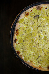 Pizza de banana assada em forno a lenha