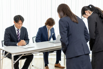 面接・就職活動でお辞儀する男女
