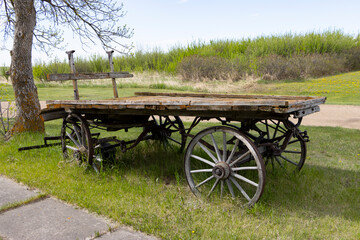 Fototapeta na wymiar old wagon in the woods