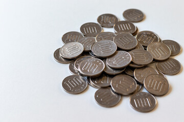 白い机の上にたくさんの銀色の硬貨