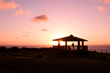 沖縄の水平線に沈む夕陽