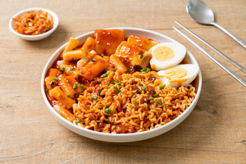 Korean instant noodles with Korean rice cake and fish cake and boiled egg