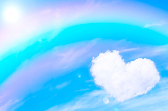 ハートの雲と虹の空の背景素材