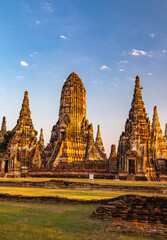 Obraz premium Wat Chaiwatthanaram, famous ruin temple near the Chao Phraya river in Ayutthaya, Thailand