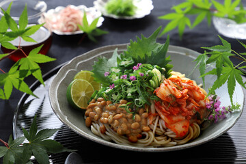 納豆キムチそば　キムチ納豆そば